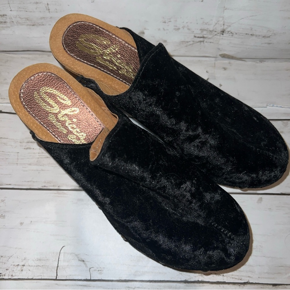 🖤Sbicca Black Velvet Clogs with Wooden Heel🖤 - Picture 2 of 5